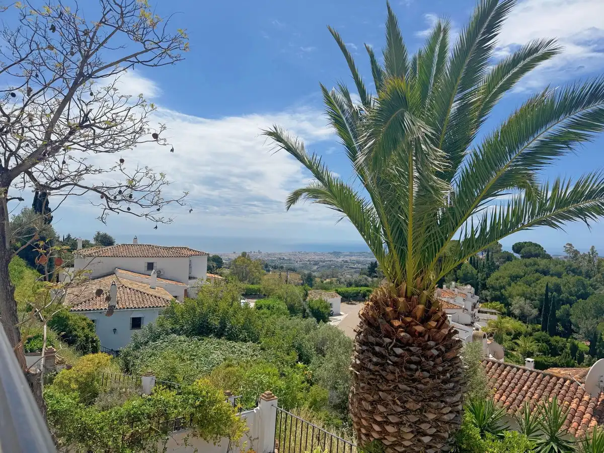 Außenansicht von Einfamilien-Reihenhaus zum Verkauf in Mijas mit Klimaanlage, Privatgarten und Terrasse
