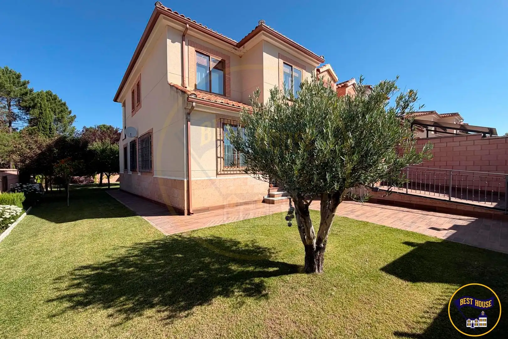 Vista exterior de Casa adosada en venda en Chillarón de Cuenca amb Calefacció, Jardí privat i Terrassa
