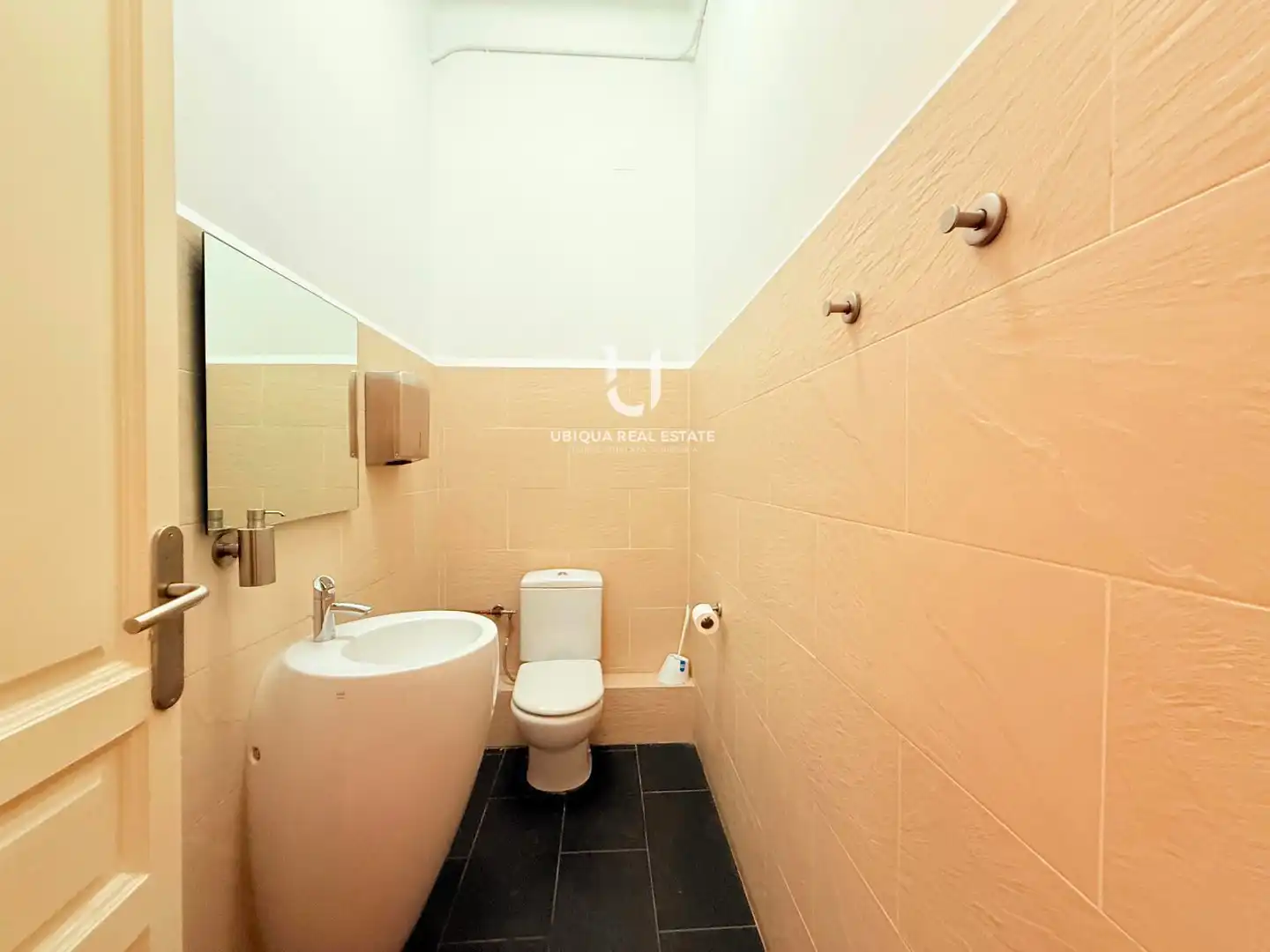 Baño de Oficina de alquiler en Barcelona con Aire acondicionado, Calefacción y Terraza