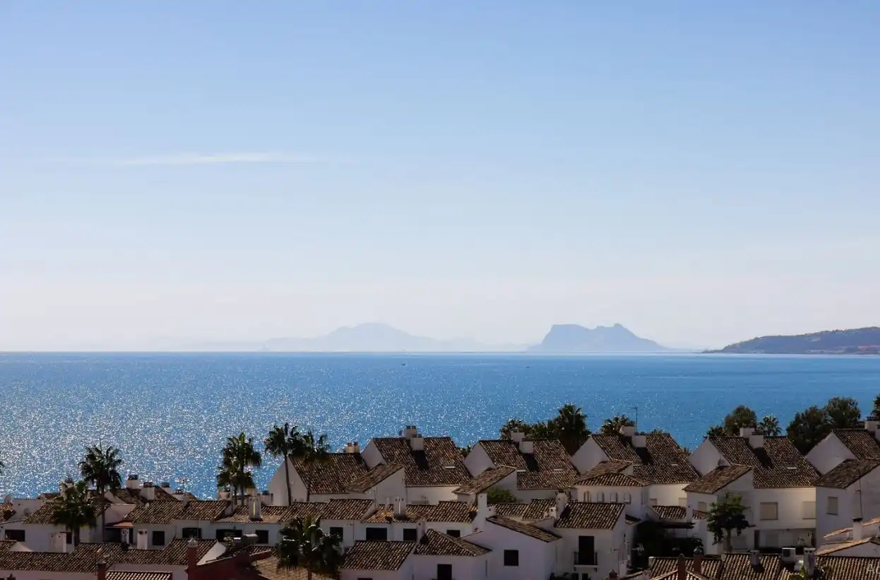 Vista exterior de Ático en venta en Estepona con Aire acondicionado, Calefacción y Jardín privado