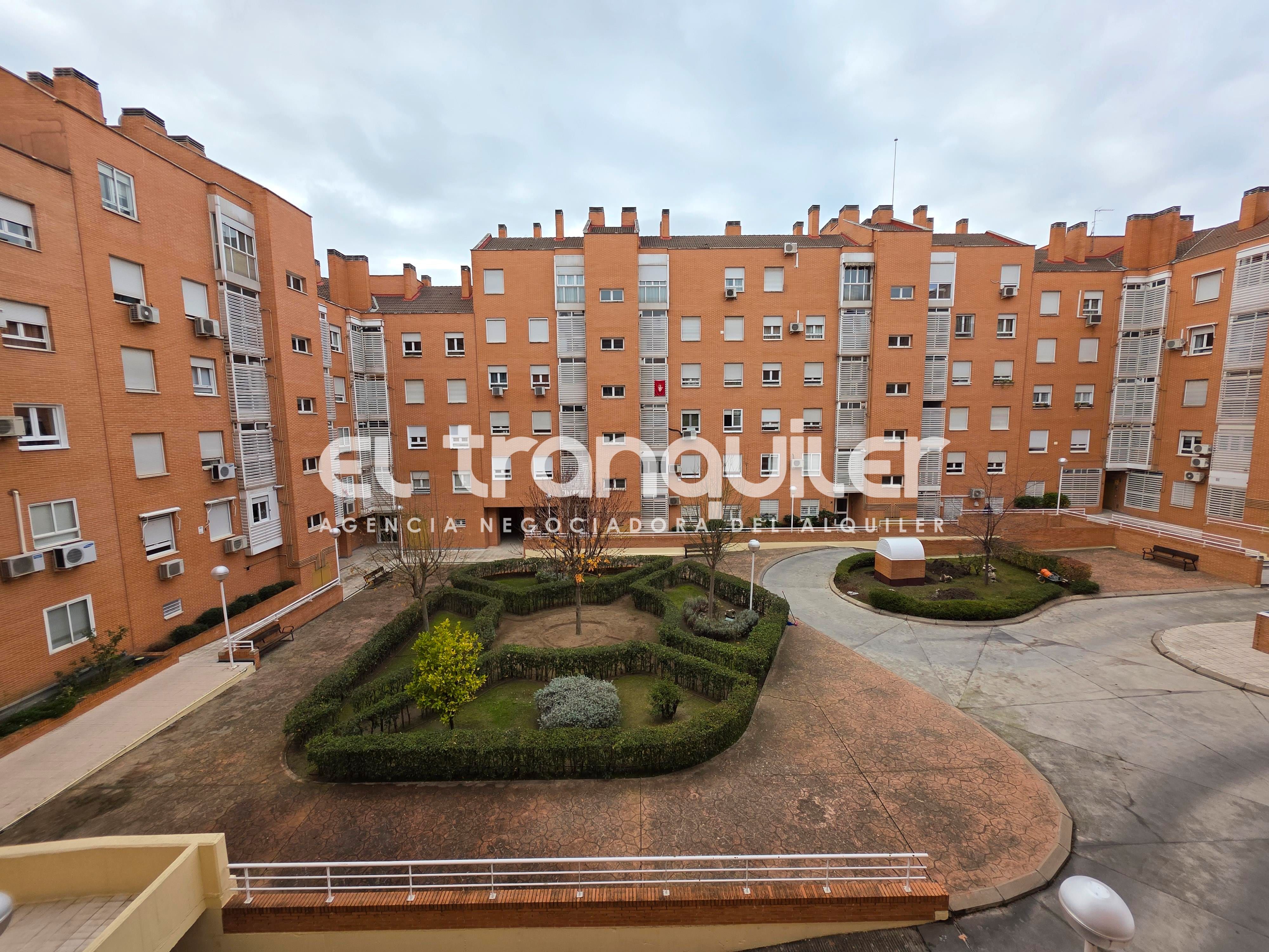 Exterior view of Flat to rent in  Madrid Capital  with Air Conditioner, Parquet flooring and Furnished