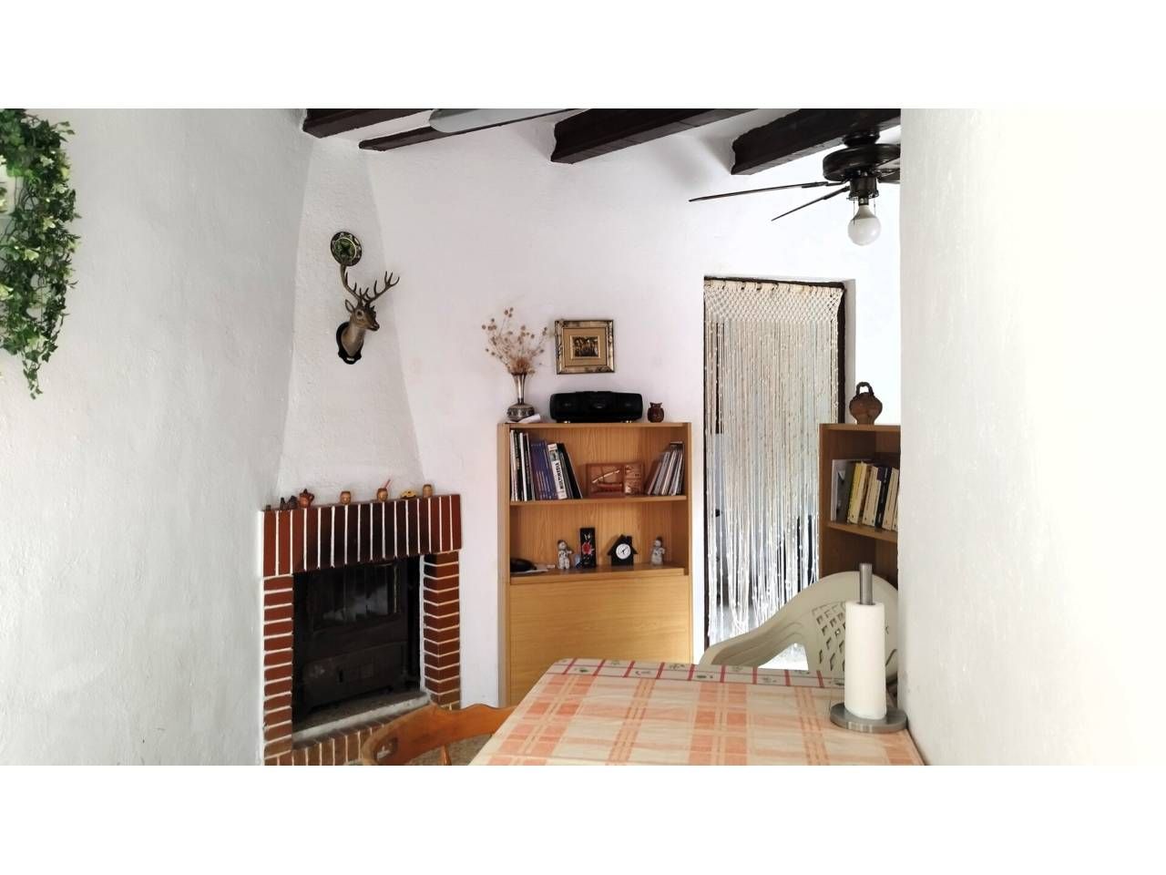 Sala d'estar de Finca rústica en venda en Cabra del Camp amb Jardí privat