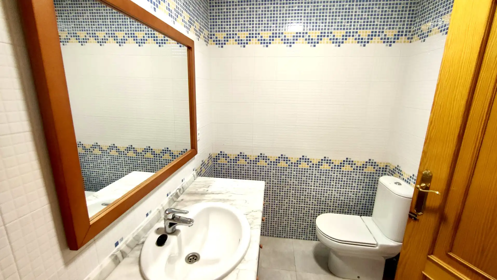 Bany de Apartament de lloguer en Santa Pola amb Aire condicionat, Calefacció i Terrassa
