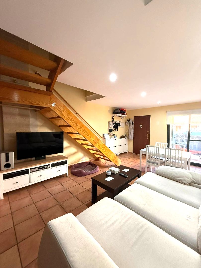 Sala d'estar de Casa adosada en venda en El Puerto de Santa María amb Aire condicionat i Terrassa