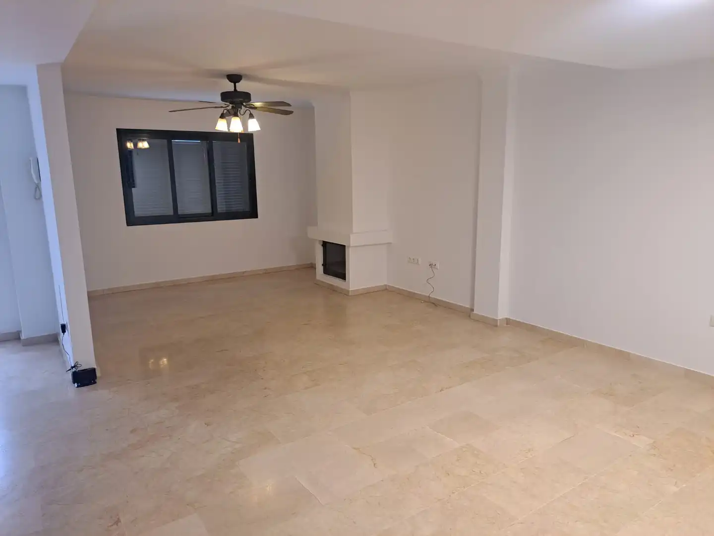 Wohnzimmer von Einfamilien-Reihenhaus zum Verkauf in Manilva mit Privatgarten und Gemeinschaftspool