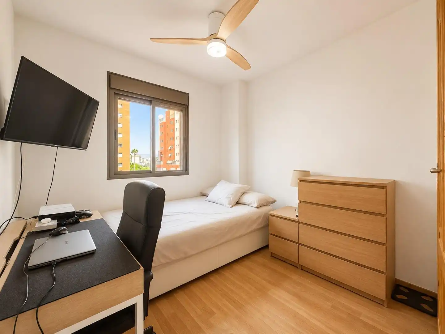 Dormitori de Apartament en venda en Málaga amb Aire condicionat, Terrassa i Piscina comunitària