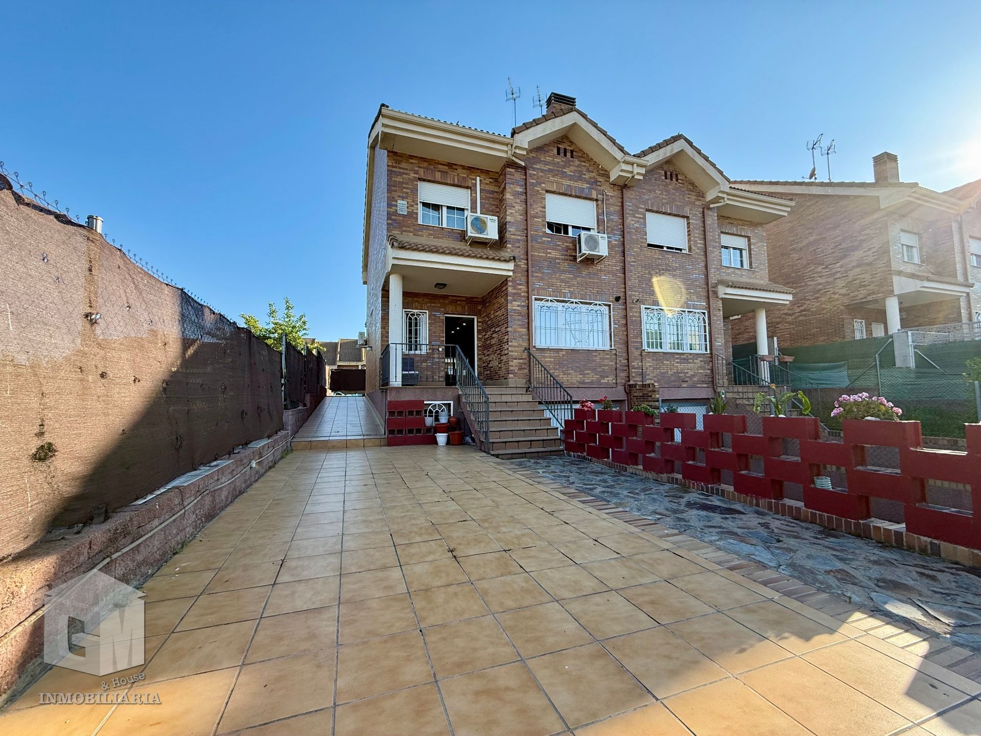 Exterior view of Single-family semi-detached for sale in Arroyomolinos (Madrid)  with Air Conditioner, Heating and Private garden