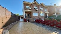 Exterior view of Single-family semi-detached for sale in Arroyomolinos (Madrid)  with Air Conditioner, Heating and Private garden