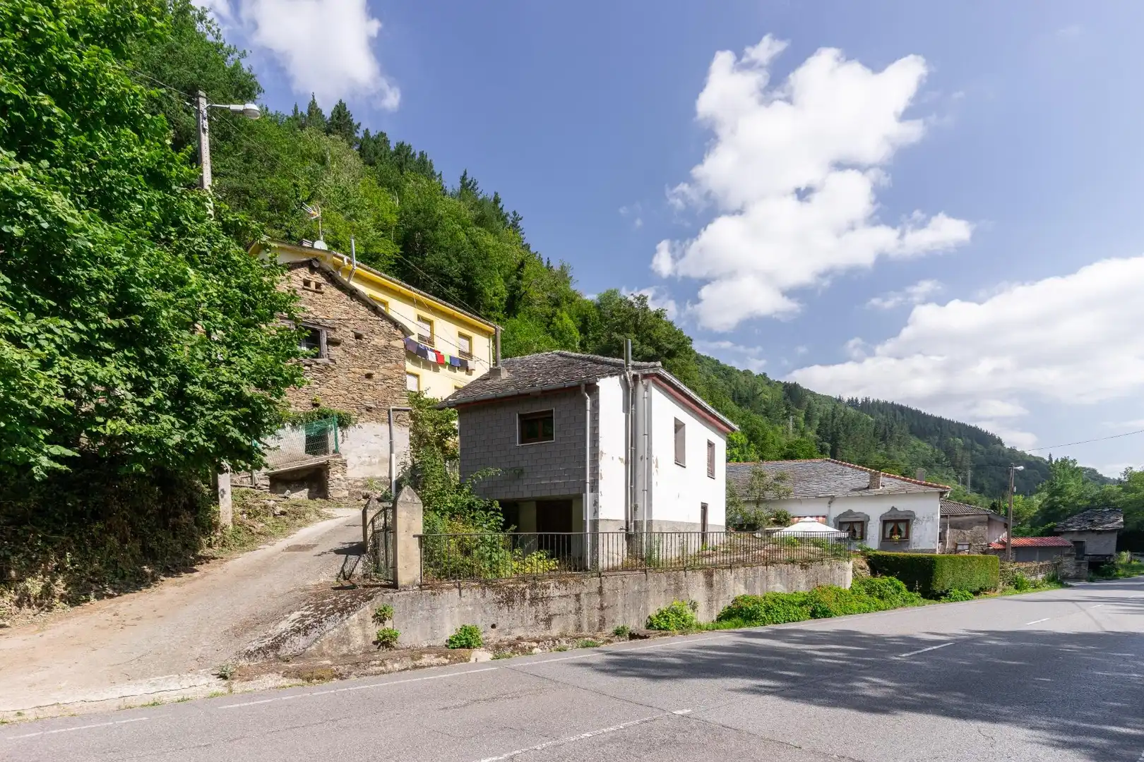 Vista exterior de Finca rústica en venda en Cangas del Narcea amb Calefacció i Traster
