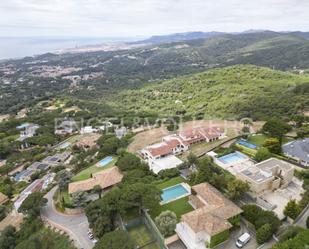 Vista exterior de Finca rústica en venda en Sant Andreu de Llavaneres amb Aire condicionat, Terrassa i Piscina