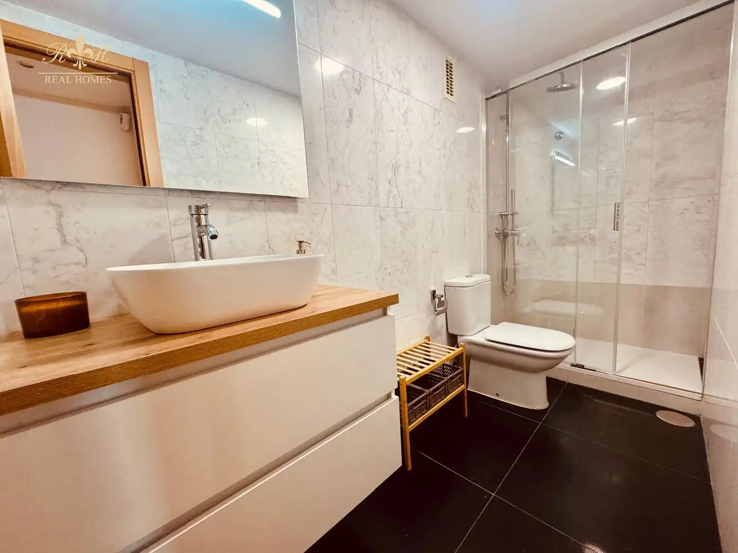 Badezimmer von Wohnung zur Miete in Benidorm mit Klimaanlage, Heizung und Schwimmbad