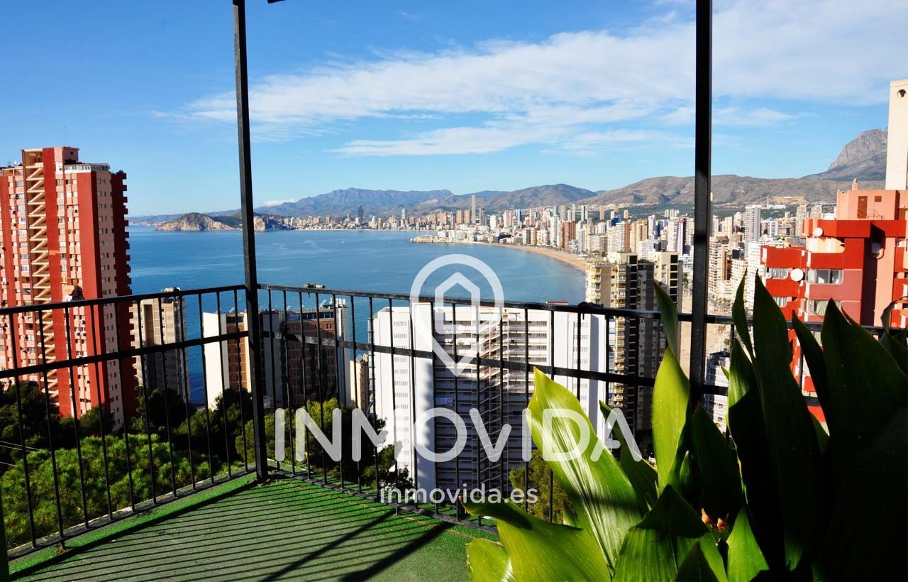 Vista exterior de Casa o xalet en venda en Benidorm amb Jardí privat, Terrassa i Traster