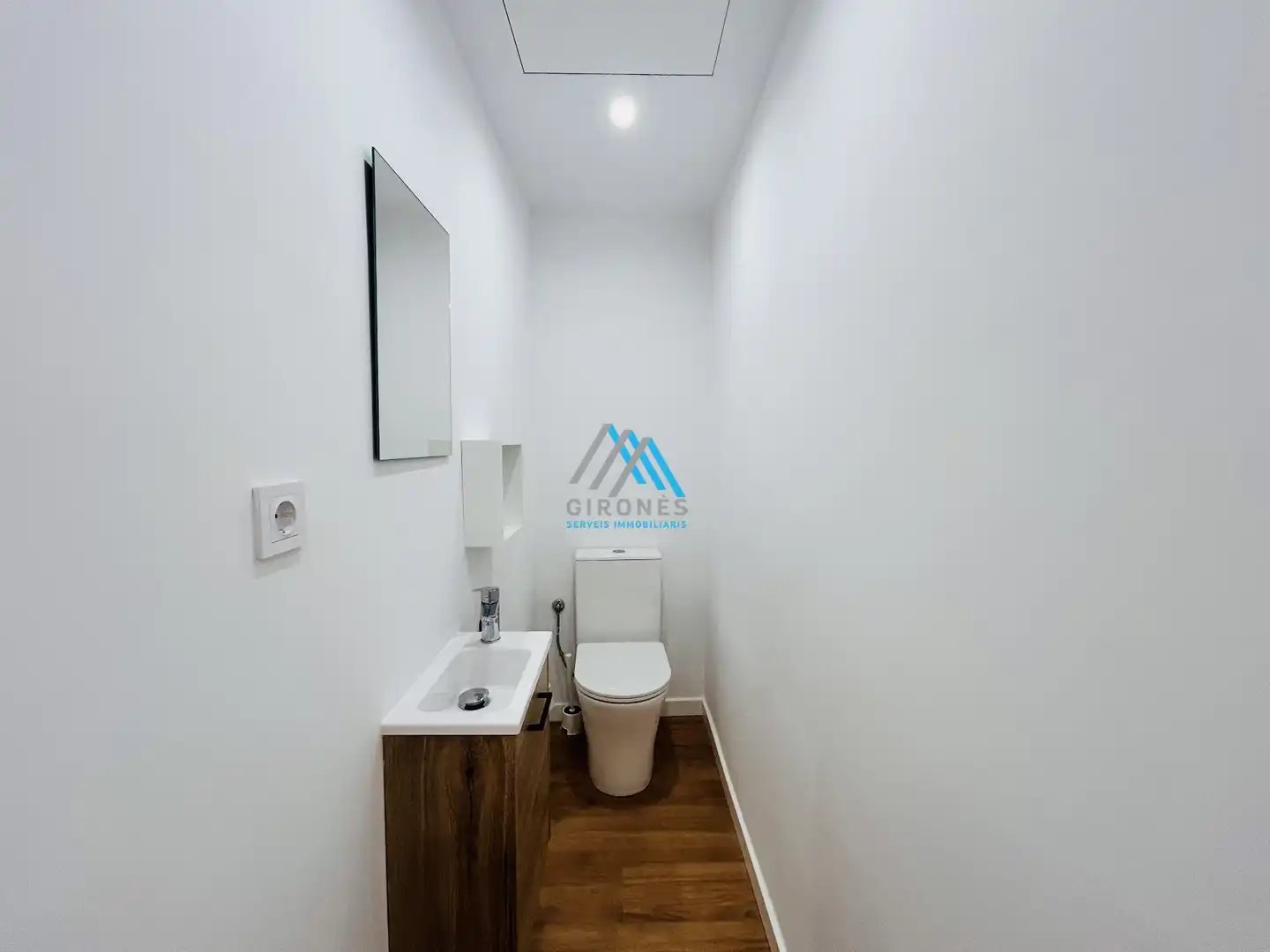 Bany de Apartament de lloguer en Sant Feliu de Guíxols amb Parquet i Moblat