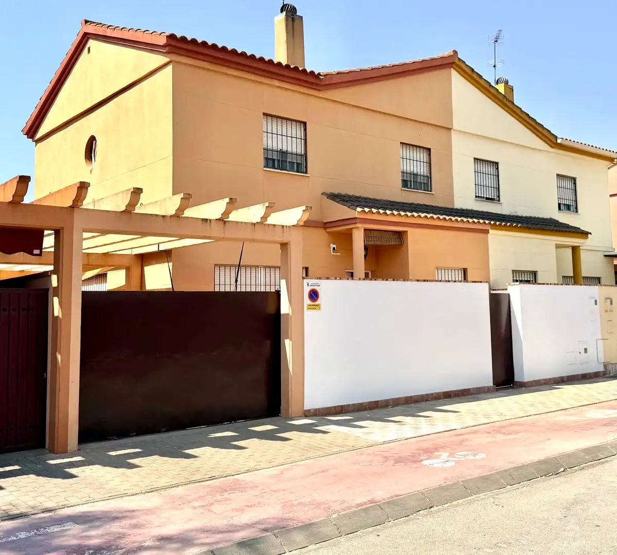 Vista exterior de Casa adosada en venda en Espartinas amb Jardí privat, Terrassa i Piscina