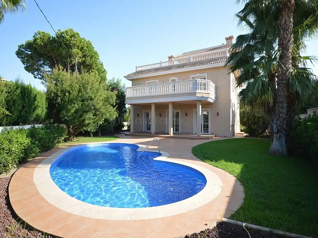 Chalet con terraza en venta en Orihuela Costa