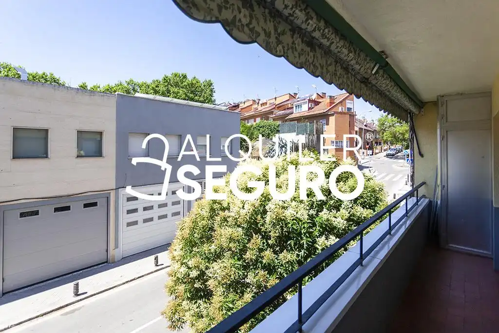Vista exterior de Piso de alquiler en Madrid con Calefacción, Terraza y Amueblado
