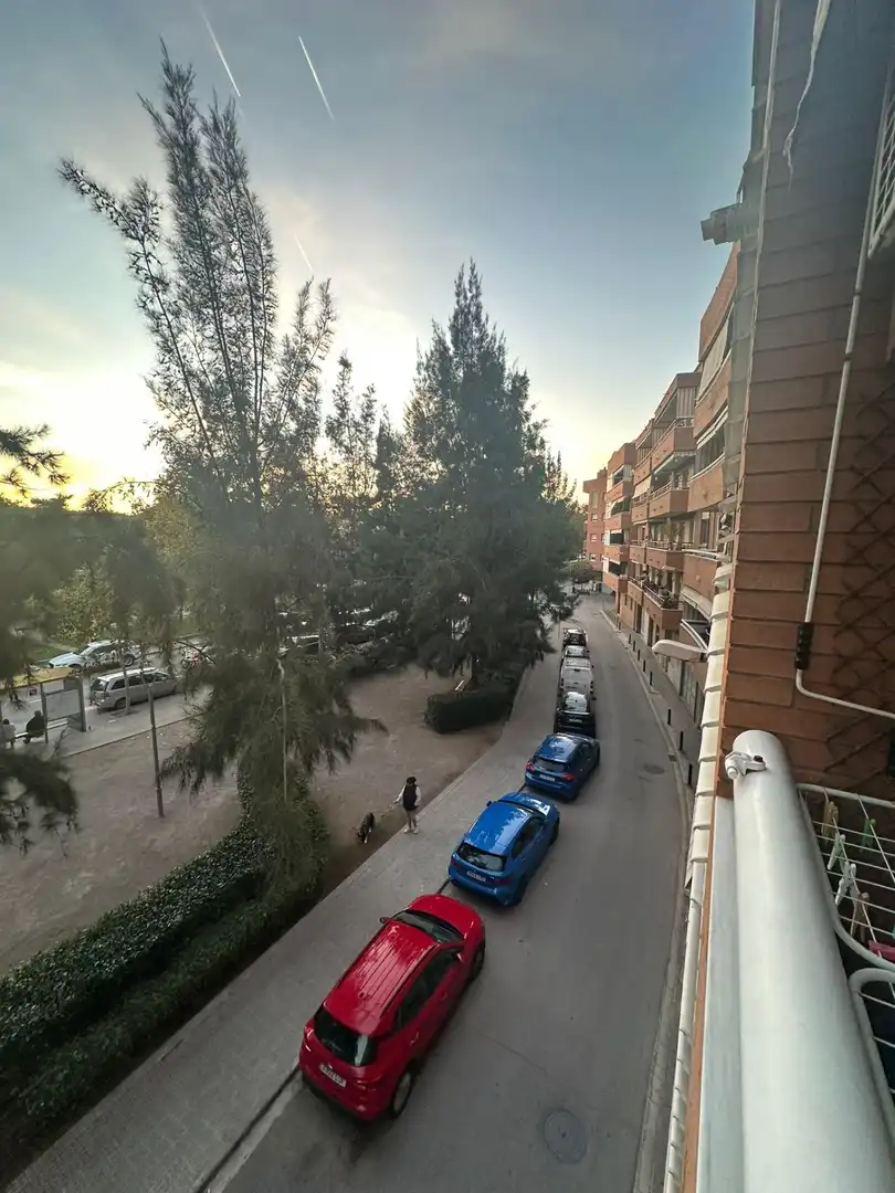 Vista exterior de Piso en venta en Cornellà de Llobregat con Calefacción, Jardín privado y Balcón
