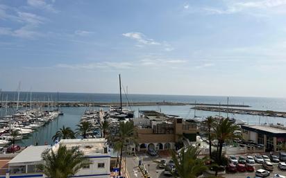 Vista exterior de Apartament en venda en Estepona amb Aire condicionat, Terrassa i Piscina