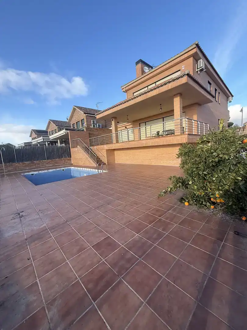 Piscina de Casa o xalet en venda en Villaviciosa de Odón amb Aire condicionat, Piscina i Balcó