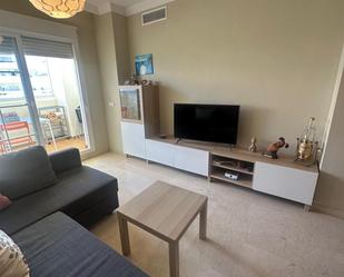 Sala d'estar de Apartament de lloguer en Benalmádena amb Aire condicionat i Terrassa