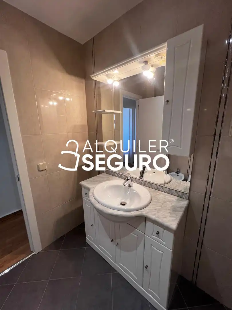 Baño de Piso de alquiler en Madrid con Calefacción, Terraza y Amueblado