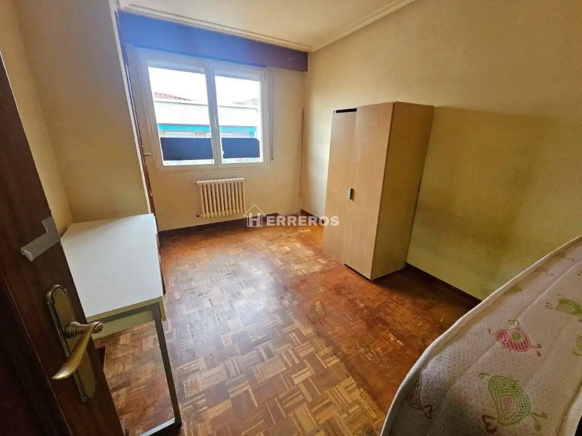 Dormitori de Pis en venda en  Logroño amb Calefacció, Parquet i Terrassa