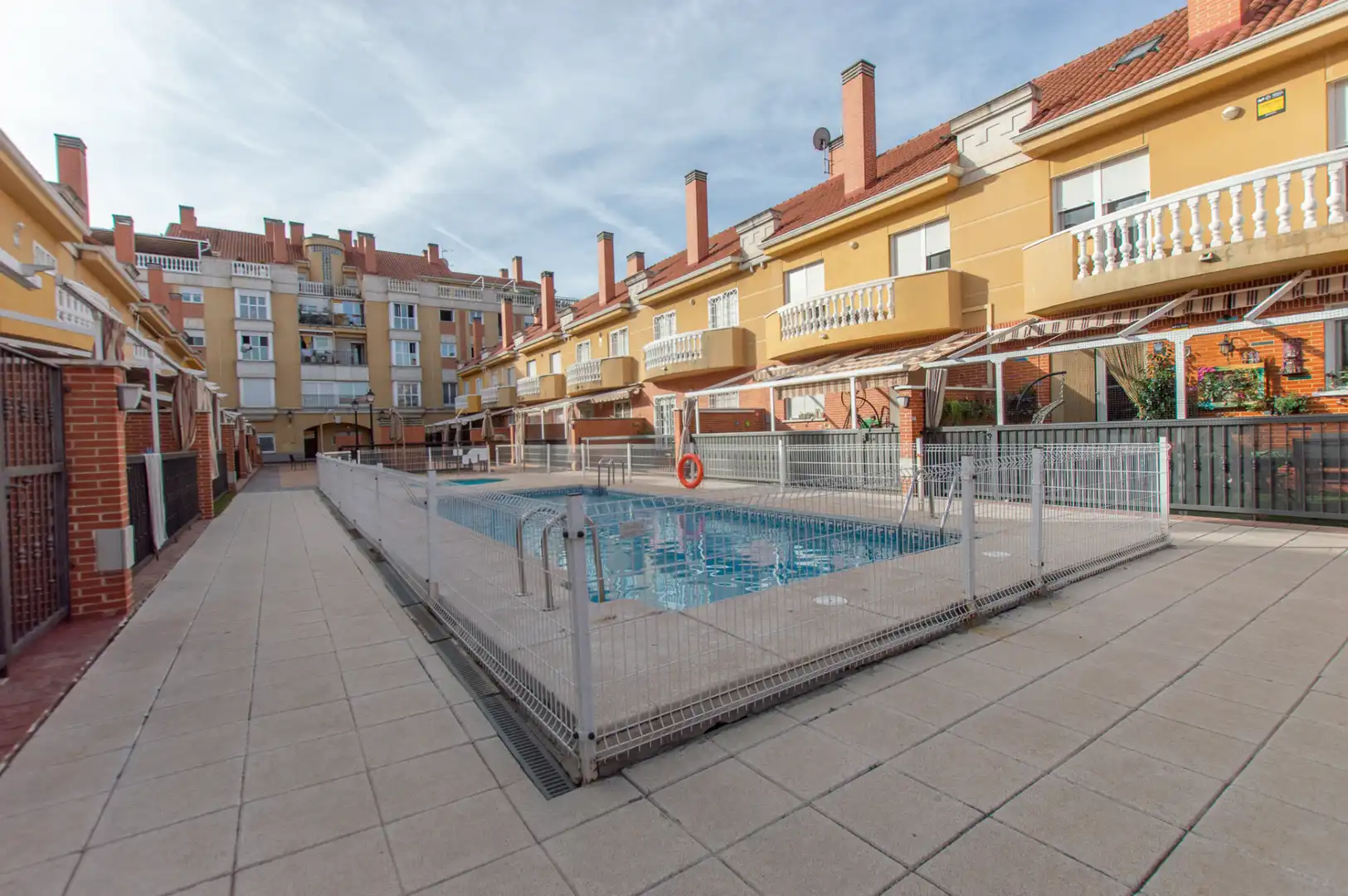 Vista exterior de Casa adosada en venta en Alcalá de Henares con Aire acondicionado, Calefacción y Terraza