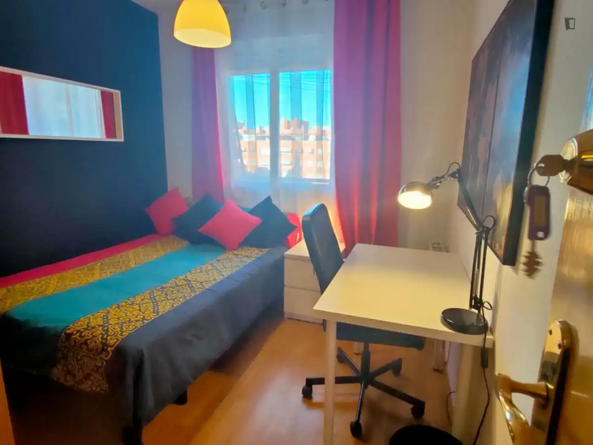 Habitación de Apartamento para compartir en Alcalá de Henares con Amueblado, Horno y Lavadora