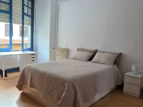 Schlafzimmer von Wohnung zur Miete in Oviedo 