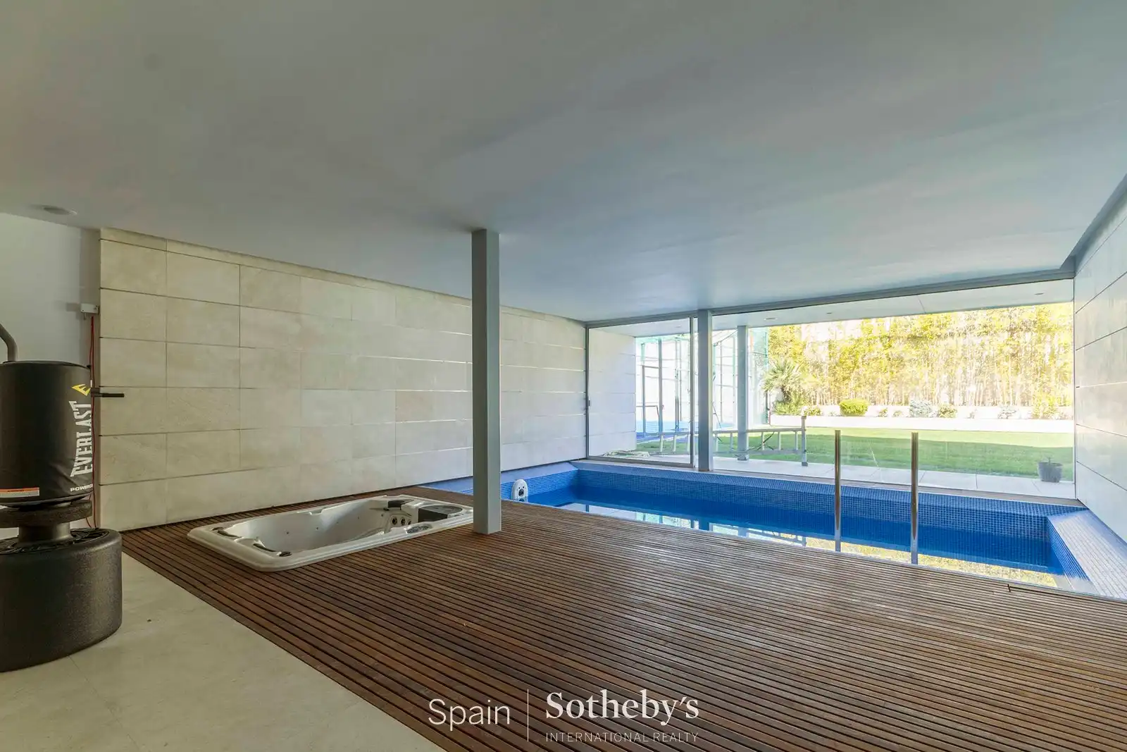 Piscina de Casa o chalet en venta en Madrid con Aire acondicionado, Calefacción y Jardín privado