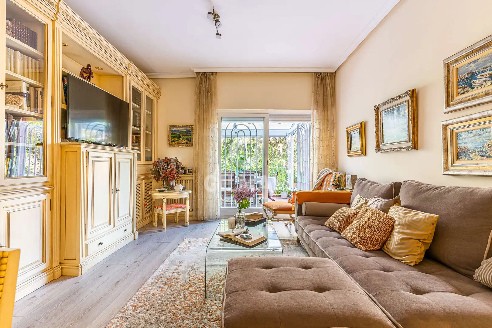 Living room of Ground floor for sale in Pozuelo de Alarcón  with Heating, Private garden and Storage room
