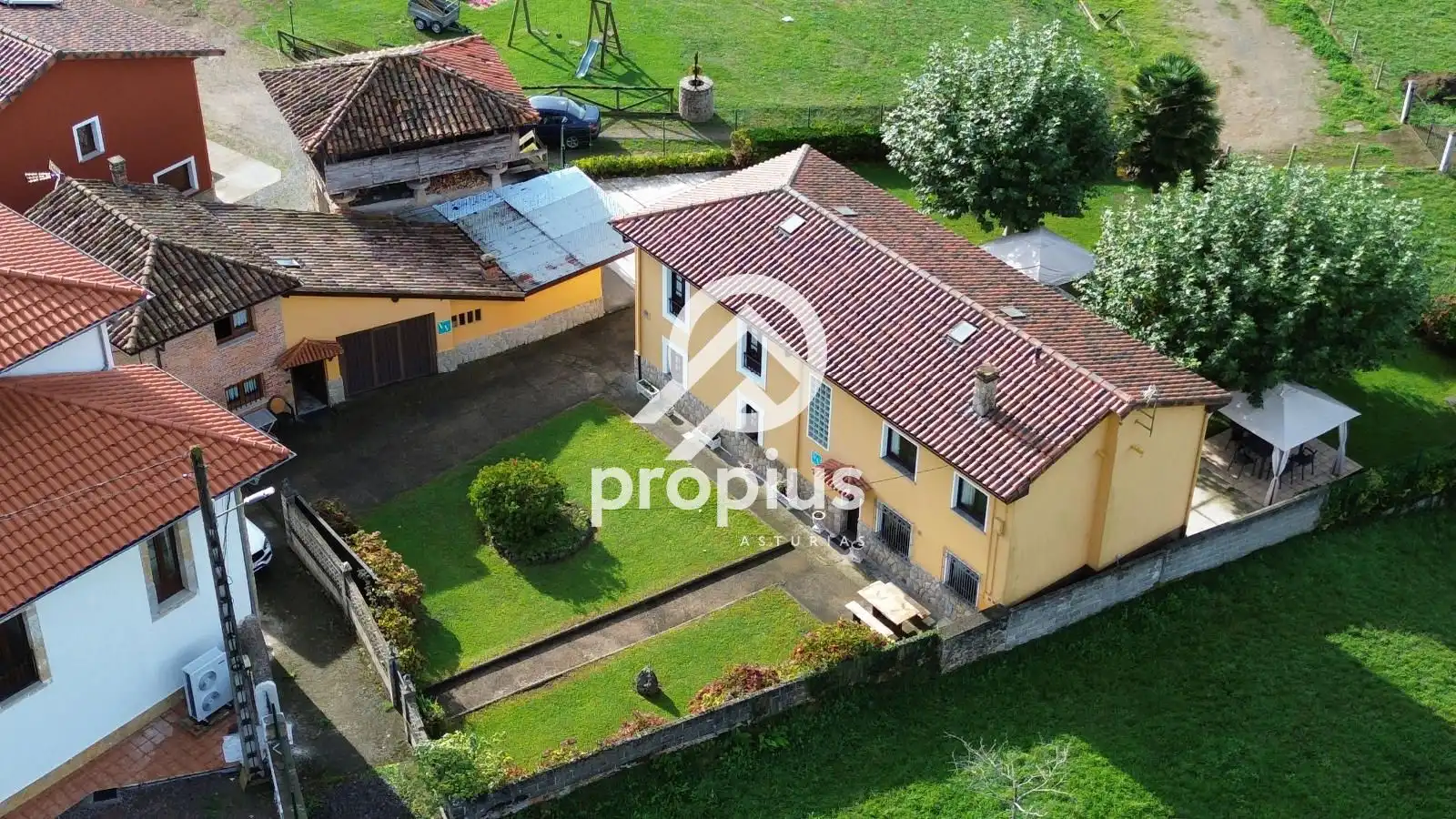 Vista exterior de Casa o chalet en venta en Parres con Calefacción, Jardín privado y Parquet