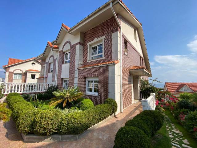Casa adosada en Venta en Aureliano Linares Rivas en Centro