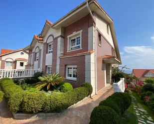 Vista exterior de Casa adosada en venda en Castro-Urdiales amb Calefacció, Jardí privat i Parquet