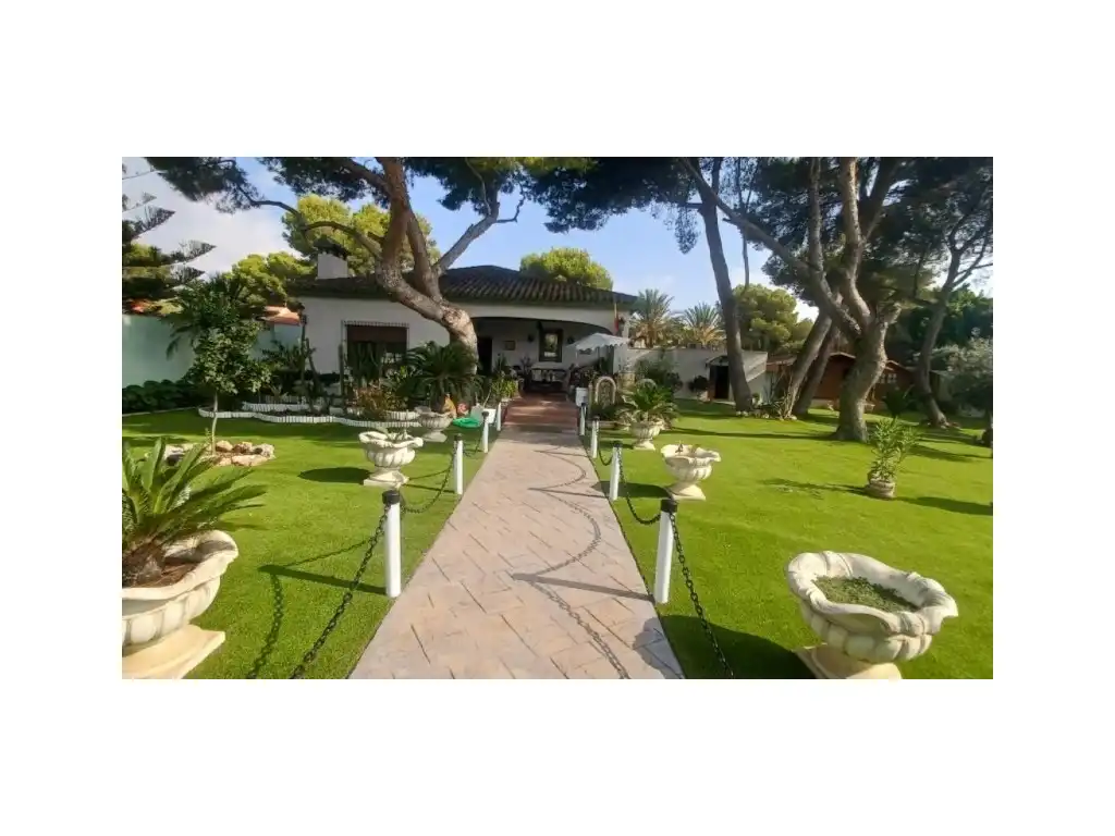 Casa amb piscina en venda a Calle Pablo Neruda-Cmor