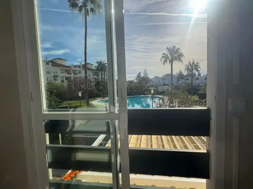 Außenansicht von Wohnungen zur Miete in Marbella mit Klimaanlage, Terrasse und Schwimmbad