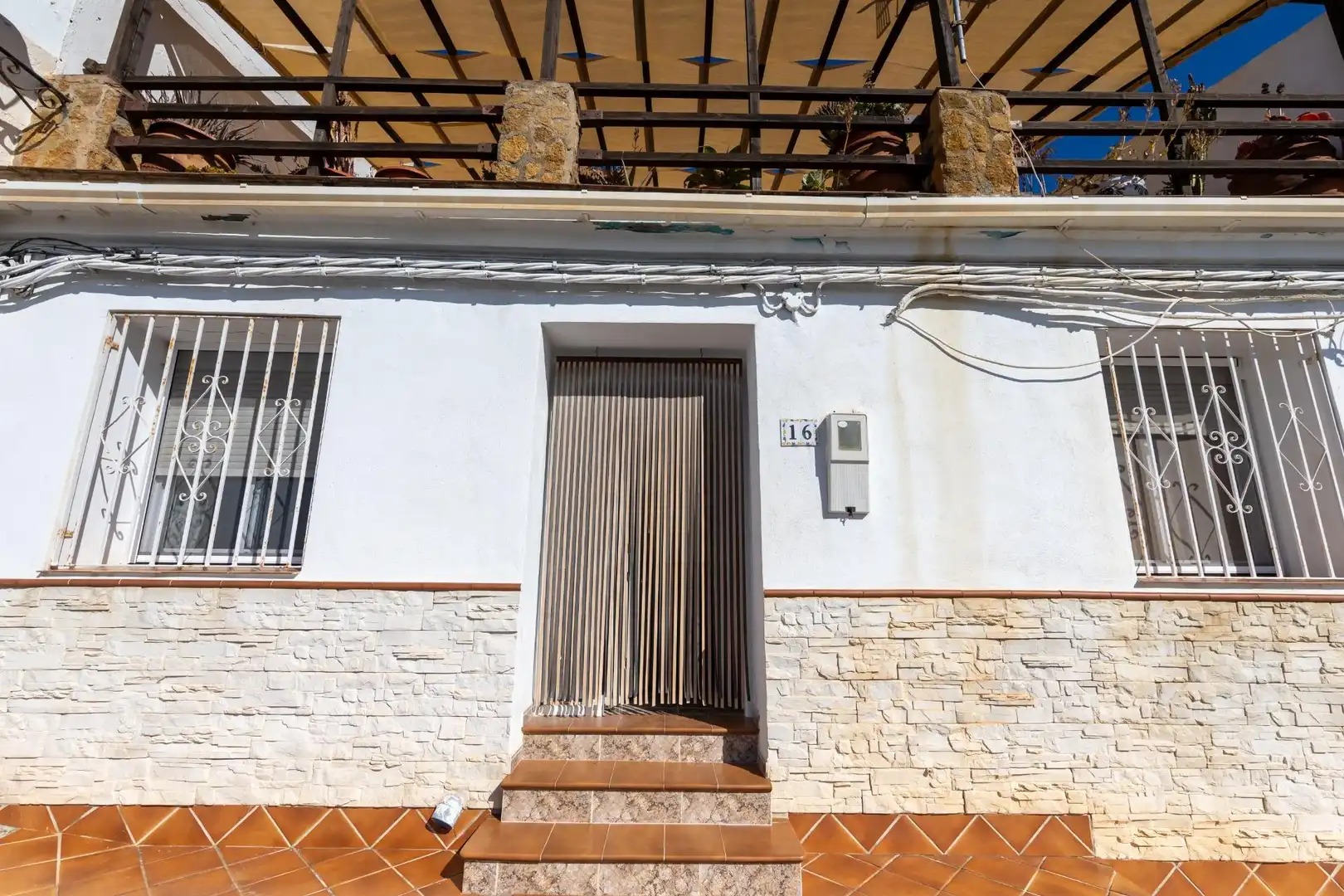 Außenansicht von Einfamilien-Reihenhaus zum Verkauf in Salobreña mit Klimaanlage, Heizung und Terrasse
