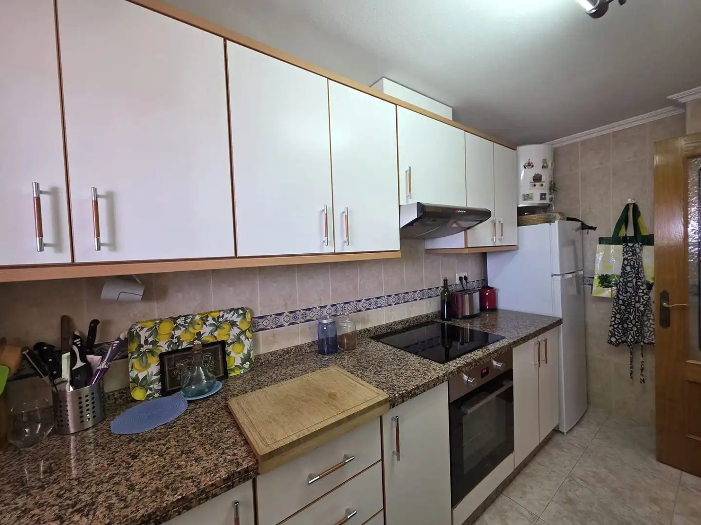 Küche von Dachboden zum Verkauf in Santa Pola mit Klimaanlage, Terrasse und Abstellraum