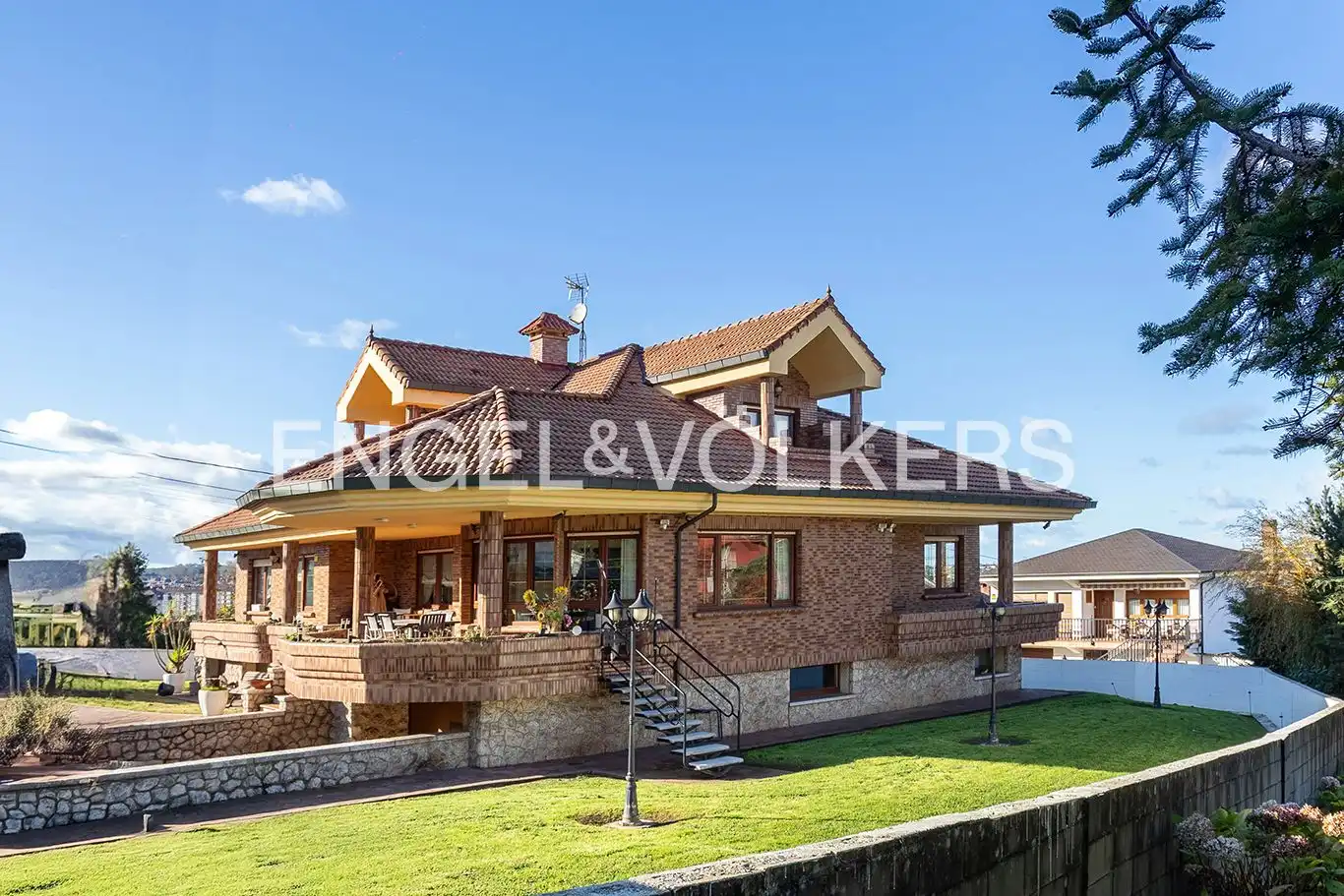Vista exterior de Casa o xalet en venda en Camargo amb Calefacció, Jardí privat i Parquet