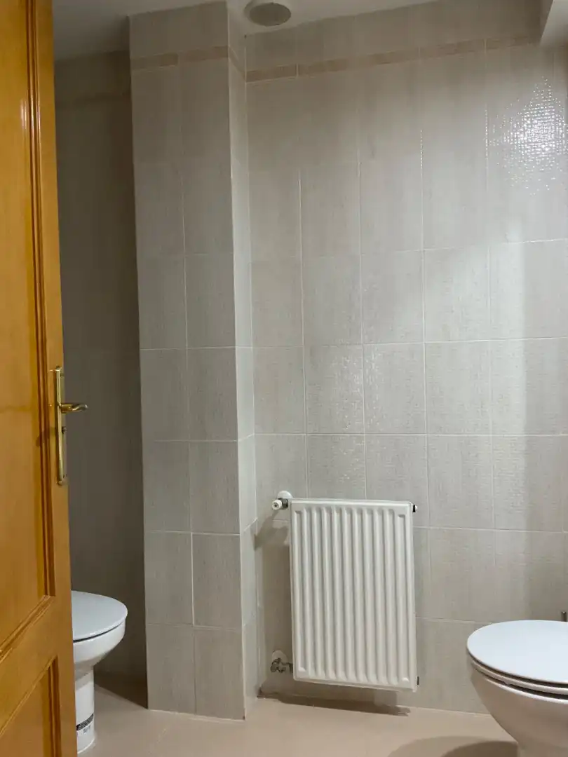 Badezimmer von Einfamilien-Reihenhaus zum Verkauf in Los Santos de la Humosa mit Heizung, Privatgarten und Balkon