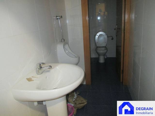 Local comercial en Venta en Oviedo - Calle Aureliano San Román en Milán - Pumarín