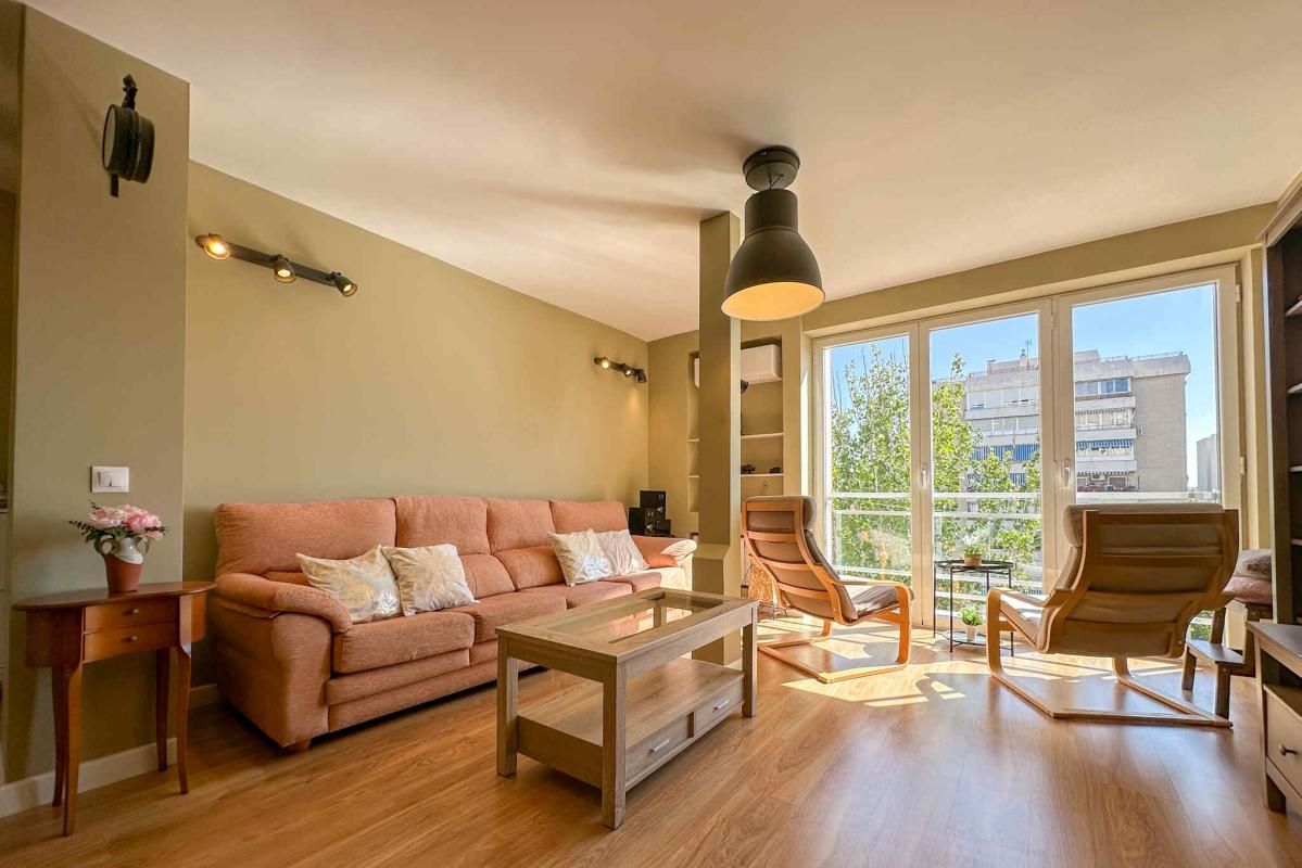 Sala d'estar de Pis en venda en  Madrid Capital amb Aire condicionat, Jardí privat i Terrassa