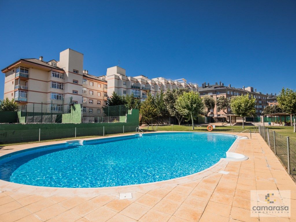 Piscina de Pis en venda en Ávila Capital amb Jardí privat i Piscina comunitària