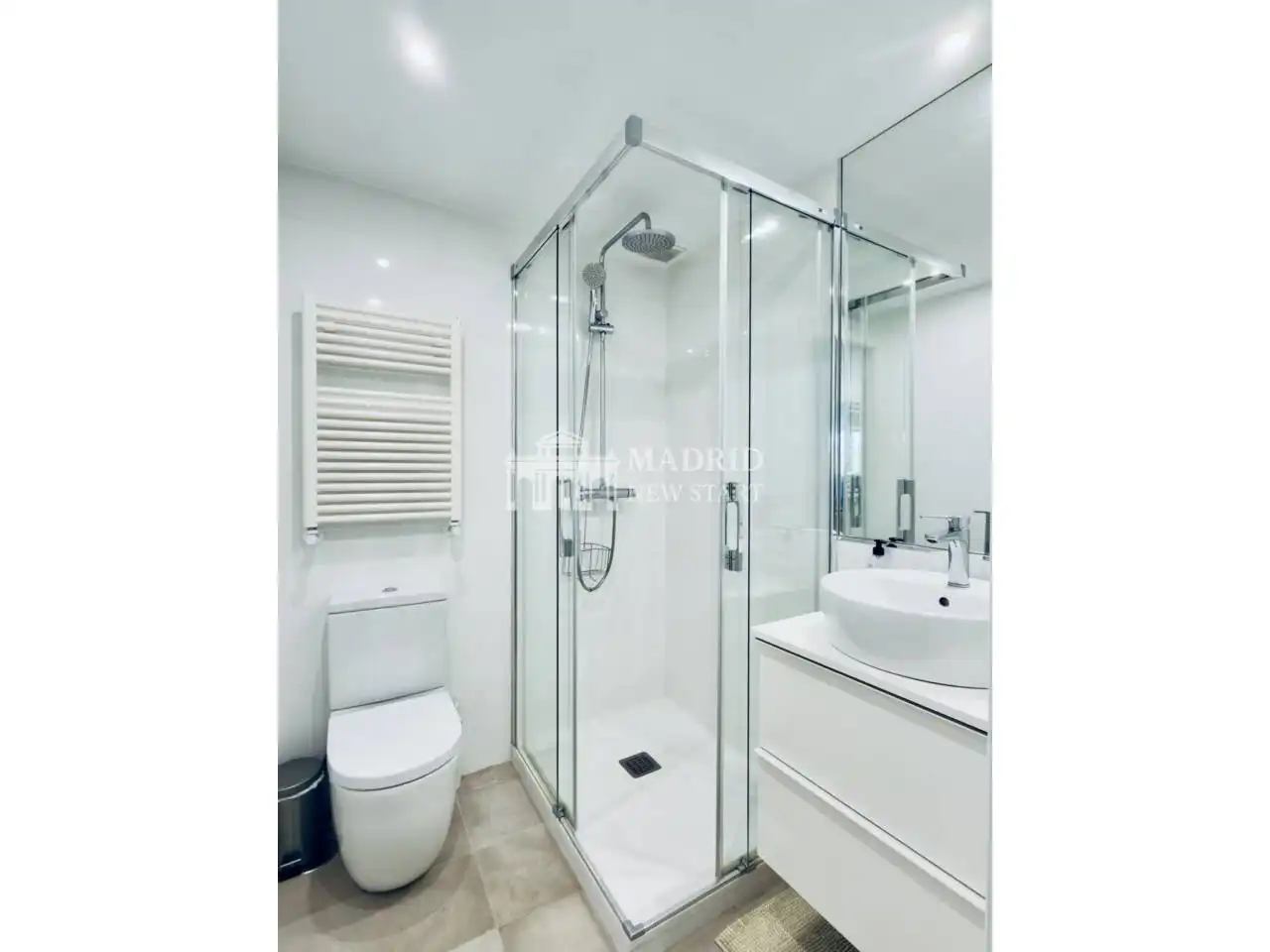 Baño de Dúplex de alquiler en Madrid con Aire acondicionado, Calefacción y Amueblado