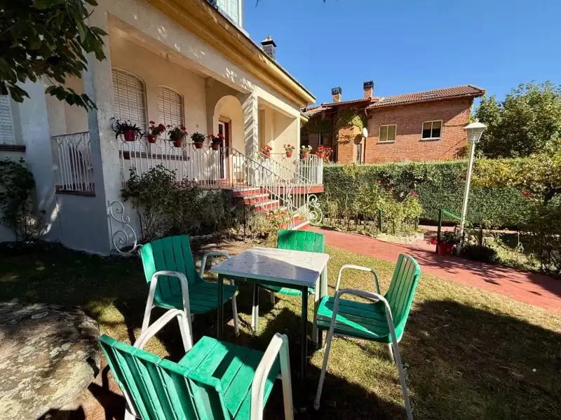 Terrassa de Casa o xalet en venda en El Espinar amb Calefacció, Jardí privat i Parquet