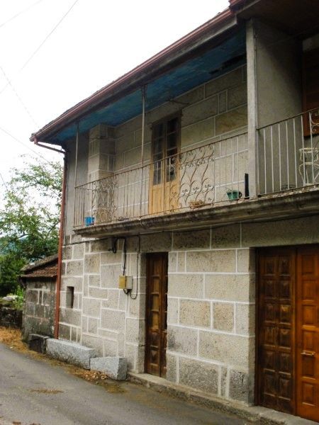 Vista exterior de Casa adosada en venda en Crecente amb Jardí privat