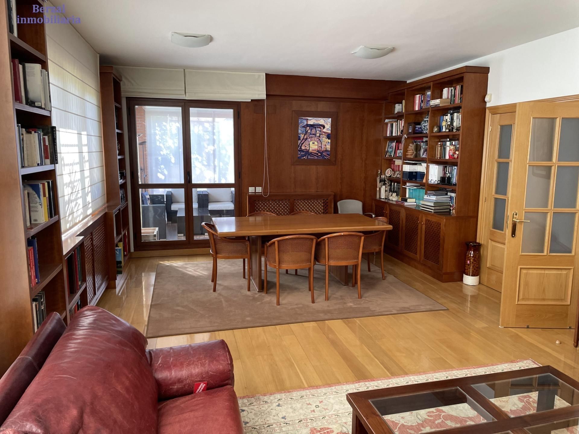 Menjador de Casa o xalet en venda en  Logroño amb Calefacció, Jardí privat i Terrassa