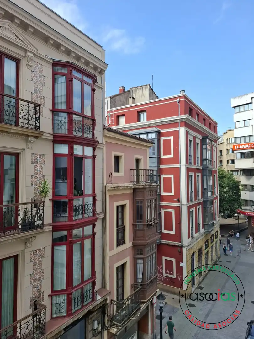 Vista exterior de Pis en venda en Gijón  amb Calefacció