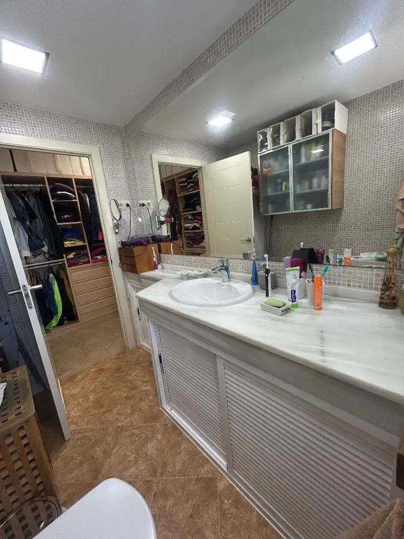 Badezimmer von Einfamilien-Reihenhaus zum Verkauf in Alhaurín de la Torre mit Klimaanlage, Privatgarten und Terrasse
