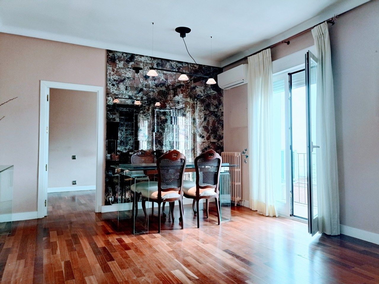 Dining room of Flat to rent in  Madrid Capital  with Air Conditioner, Heating and Parquet flooring